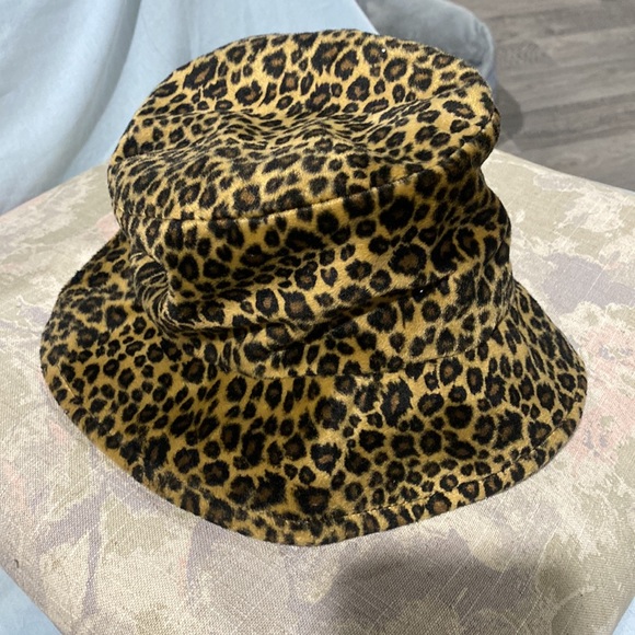 Fuzzy leopard print bucket hat - Picture 3 of 8